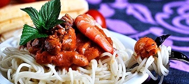 Паста с морепродуктами в томатном соусе