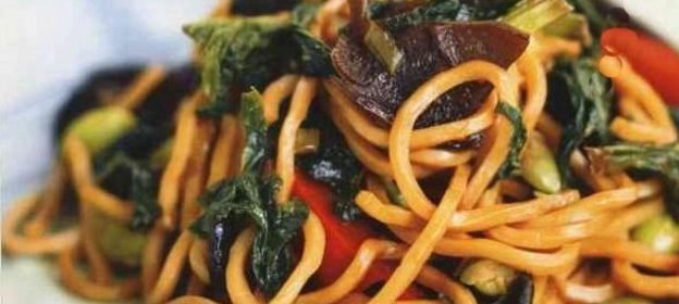 Лапша с древесными грибами и листьями горчицы