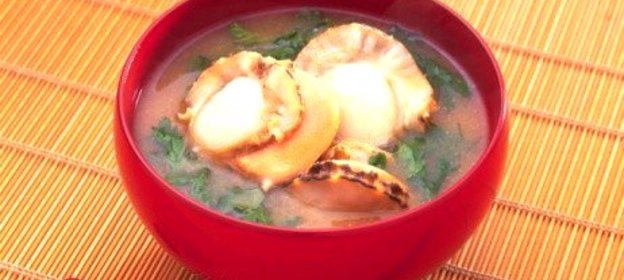 Бульон с лапшой соба и гребешками