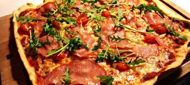 Пицца с вареной колбасой