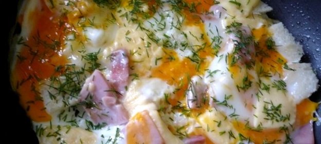 Яичница с ветчиной и сыром