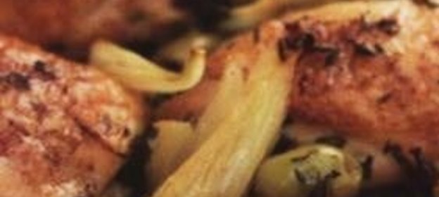 Соленая треска с картофелем, луком и оливками