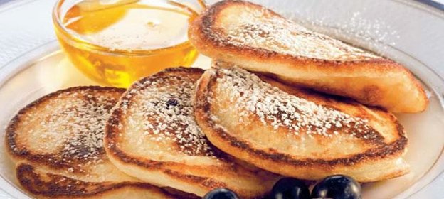 Американский завтрак (оладьи с черникой и «американо»)