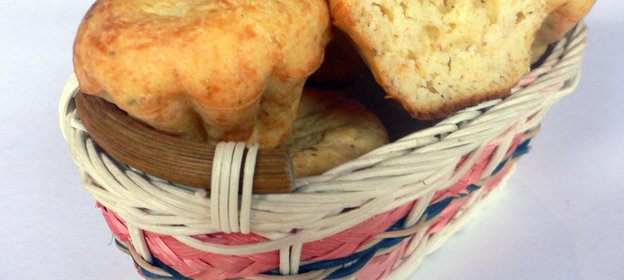 Пикантные маффины с копченым сыром