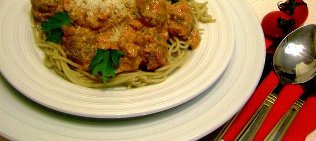 Спагетти с фрикадельками в пикантном ореховом соусе