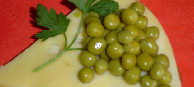 Стейки из семги на гриле с чесноком и помидорами