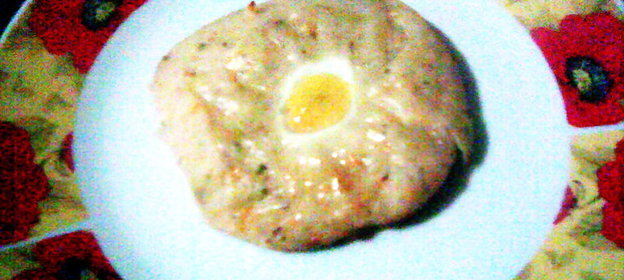 Сырные лепешки с яичным глазком и прованскими травами