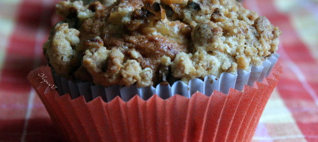 Маффины с грушей, бананами и орехами