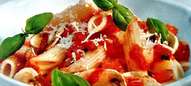 Паста с томатным соусом, оливками и каперсами