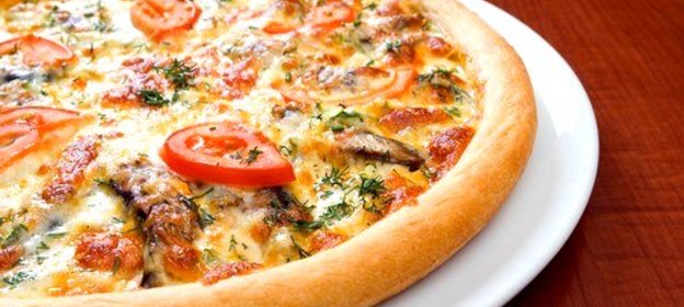 Пицца с ветчиной, помидорами и артишоками