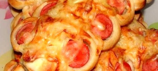 Булочки с сосисками и пармезаном
