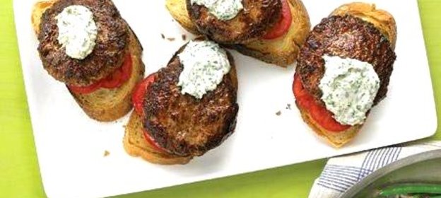 Открытые бургеры с говядиной, фасолью и соусом