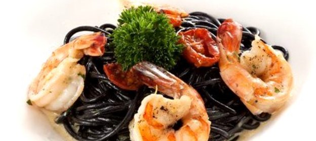 Черные спагетти с лососем и моцареллой