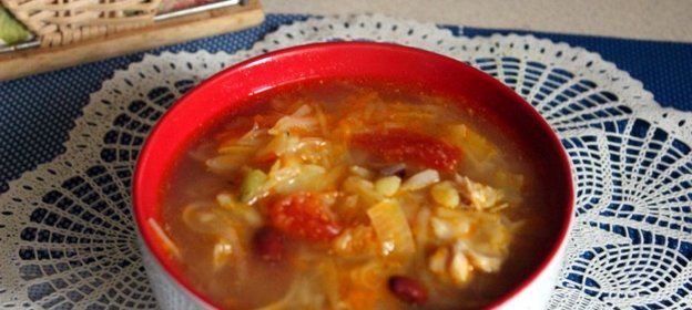 Щи из квашеной капусты с фасолью и сладким перцем на курином бульоне