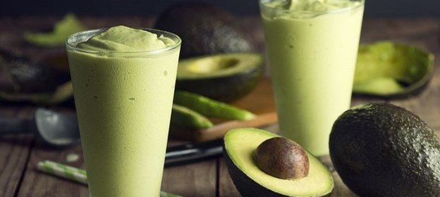 Смузи с авокадо и кокосовым молоком