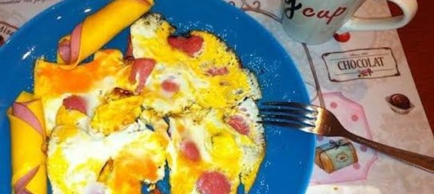 Сбитая яичница с докторской колбасой на завтрак