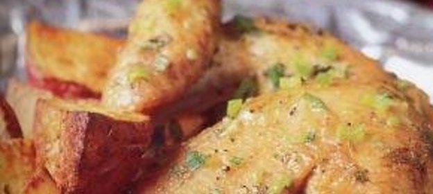 Яичница-болтунья с помидорами и колбасой