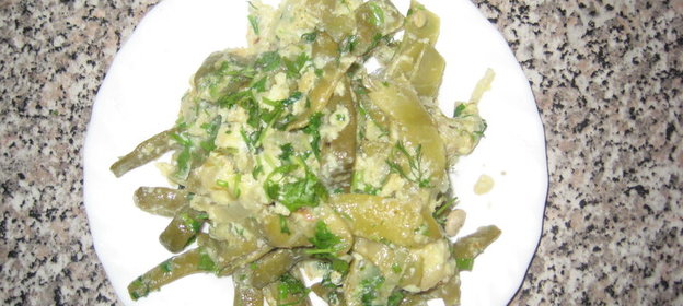 Яичница с зеленой фасолью и зеленью