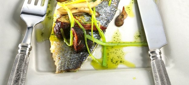 Морской окунь с грибами и пореем