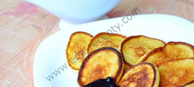 Творожные оладьи с черничным соусом