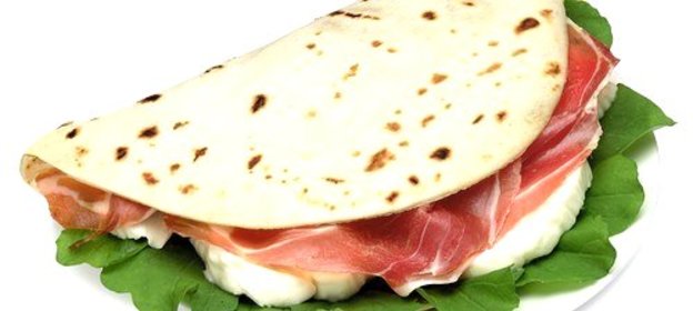 Итальянские лепешки с сыром, прошутто и рукколой на гриле