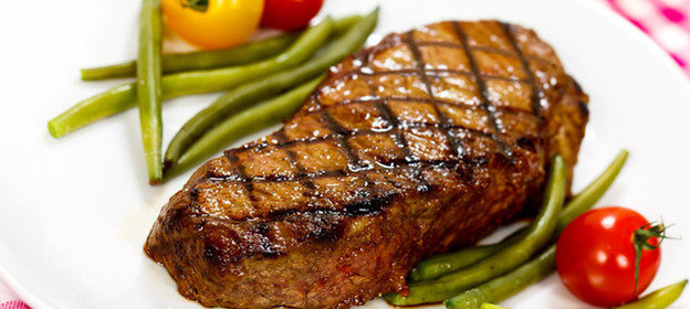 Стейк из окорока, приготовленный на гриле