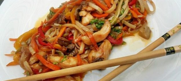 Яки удон тори (лапша удон с курицей и овощами)