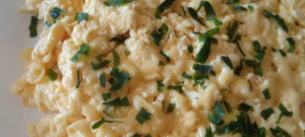 Яичница со сметаной