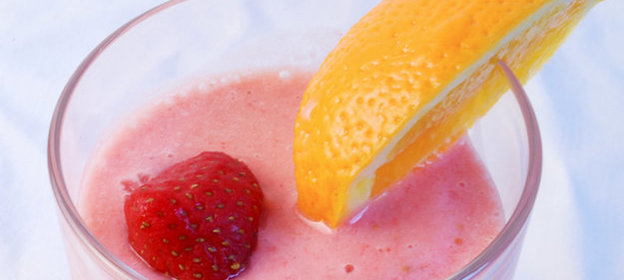 Цитрусовый смузи с имбирем и клубникой