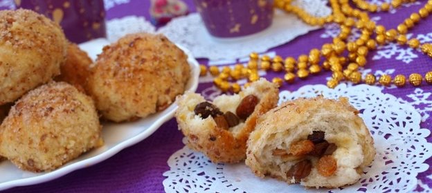 Постные булочки с изюмом