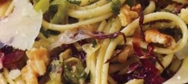 Спагетти с радиччио, пореем и соусом песто