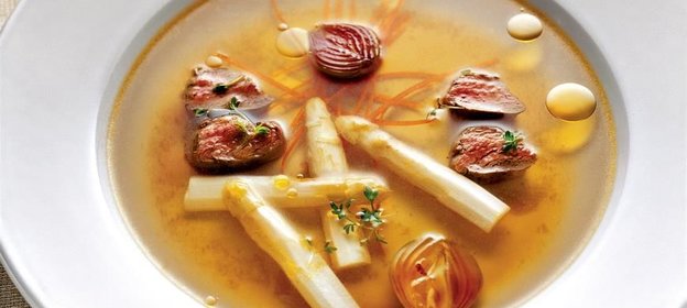 Бульон из артишоков с белой спаржей и филе ягненка