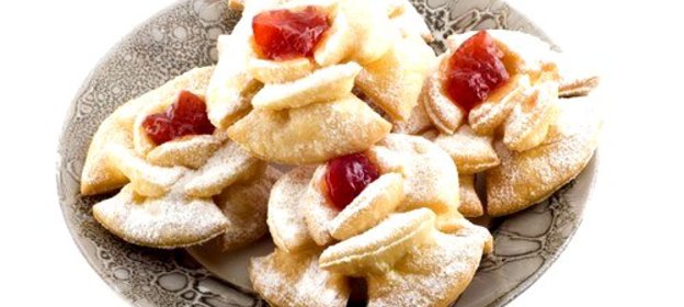 Фигурное печенье из слоеного теста с клубничным джемом