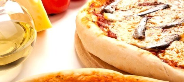 Пицца на дрожжевом тесте с томатами и анчоусами