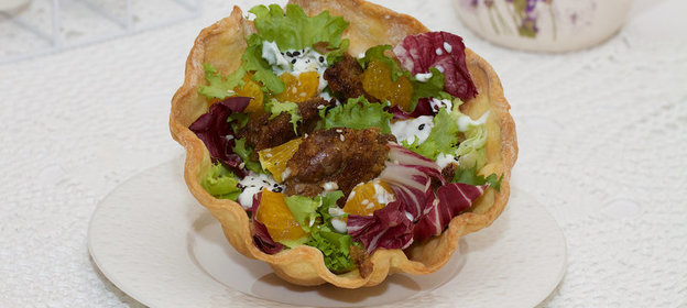 Зеленый салат из куриной печени под сметанным соусом