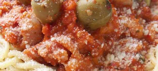 Спагетти с беконом и креветками с соусом песто из вяленых помидор !!!