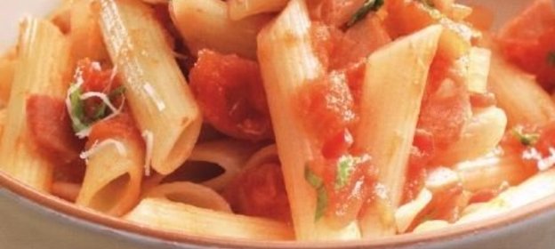 Макароны с ветчиной и помидорами