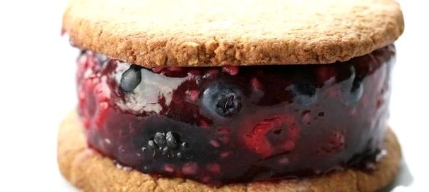 Желе из ягод в кокосовом печенье