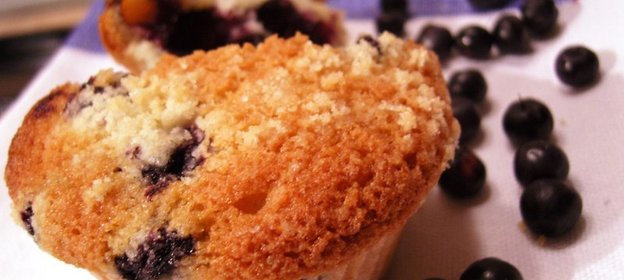 Маффины с черникой и посыпкой Штрейзель
