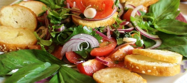 Салат из помидоров с багетом