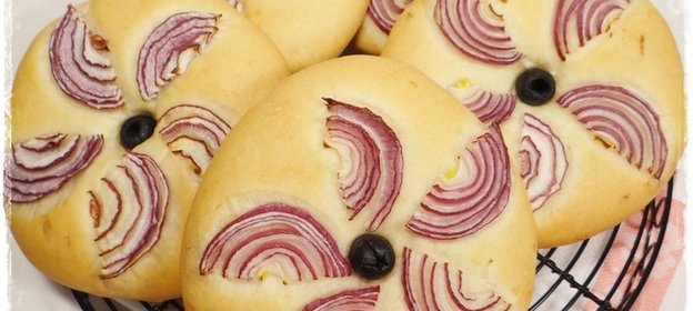 Лепешки с оливковым маслом и луком