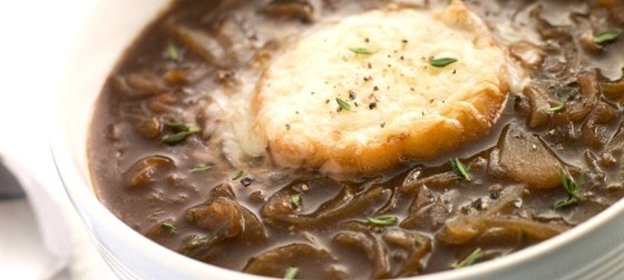 Густой луковый суп с сырными булочками