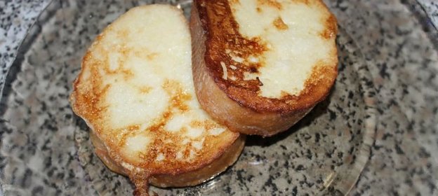 Батон жареный с молоком и яйцом