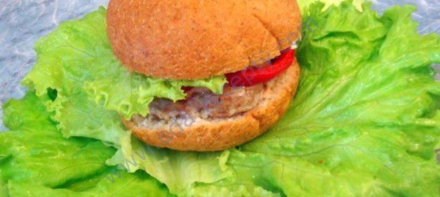 Чизбургер с котлетой и овощами