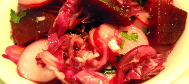 Парижский салат со свеклой и редисом