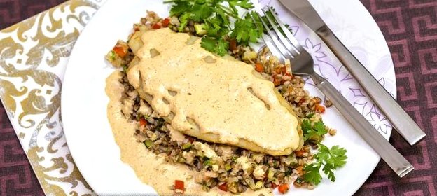 Морской окунь с гречкой и сливочным соусом