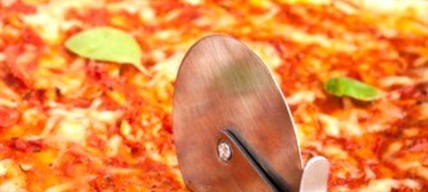 Пицца с бараниной и помидорами