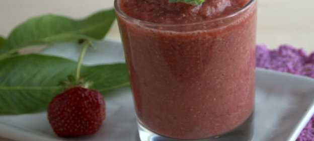 Клубничный смузи со льном, мятой и базиликом