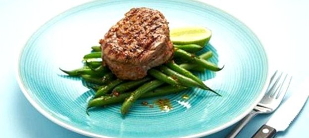 Стейк на гриле с французским зеленым горошком