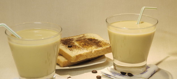 Кофейный ласси с кофейными тостами (бодрящий завтрак жарким летним утром)